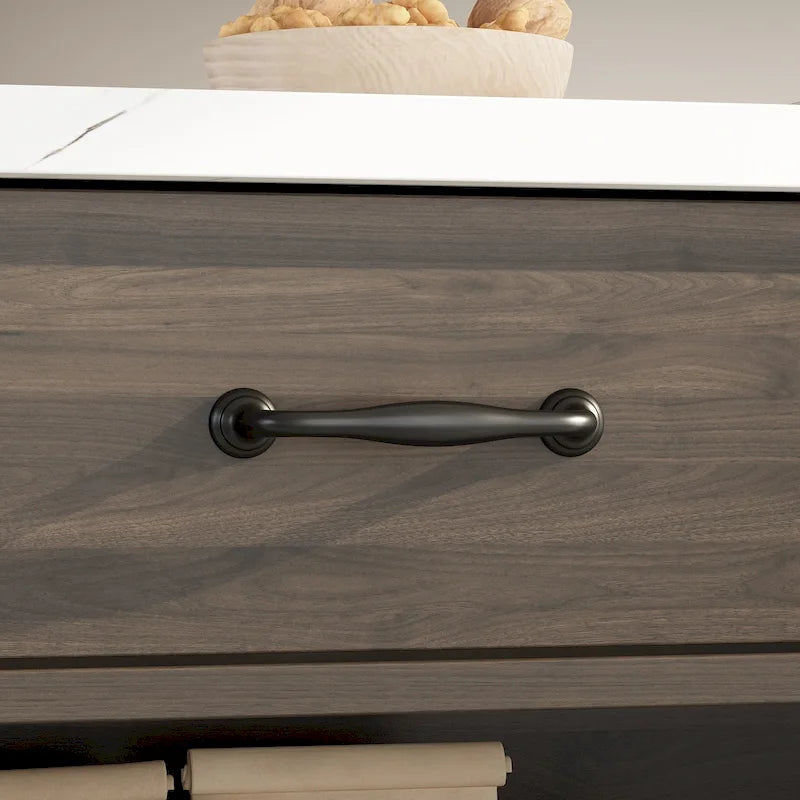Isola da cucina in legno duro marrone con ripiani contenitore, cassetti e piano effetto marmo