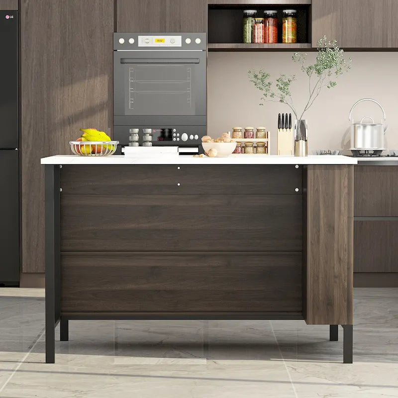 Isola da cucina in legno duro marrone con ripiani contenitore, cassetti e piano effetto marmo