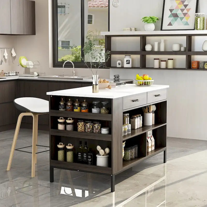 Isola da cucina in legno duro marrone con ripiani contenitore, cassetti e piano effetto marmo